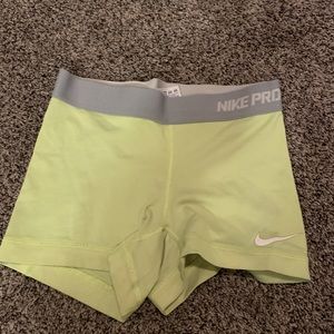neon green nike pros 💚